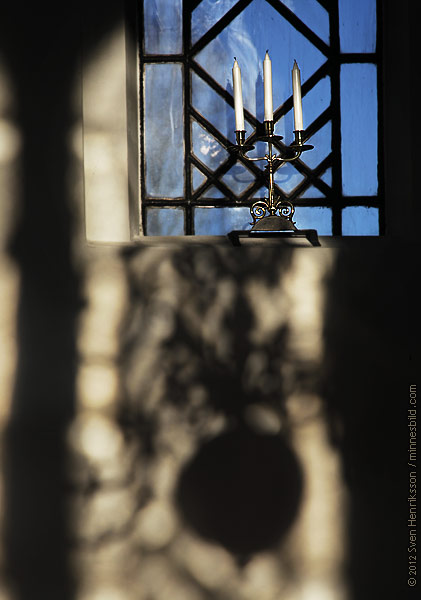 Lomm kyrka glasf�nster Foto: Sven Henriksson, minnesbild.com