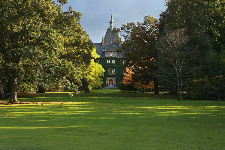 Lite data om bilden:
Datum: 2008-10-04
Utrustning: Canon EOS 40D + EF-S 17-55
Alnarps slott i höstsol. Bilden finns här på Minnesbild