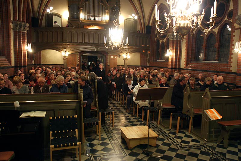 Lite data om bilden:
Plats: Norra Nöbbelövs kyrka, Lund
Datum: 2007-12-02
Utrustning: Canon EOS 40D + EF-S 17-55 F2.8
Norra Nöbbelövs kyrka, Lund