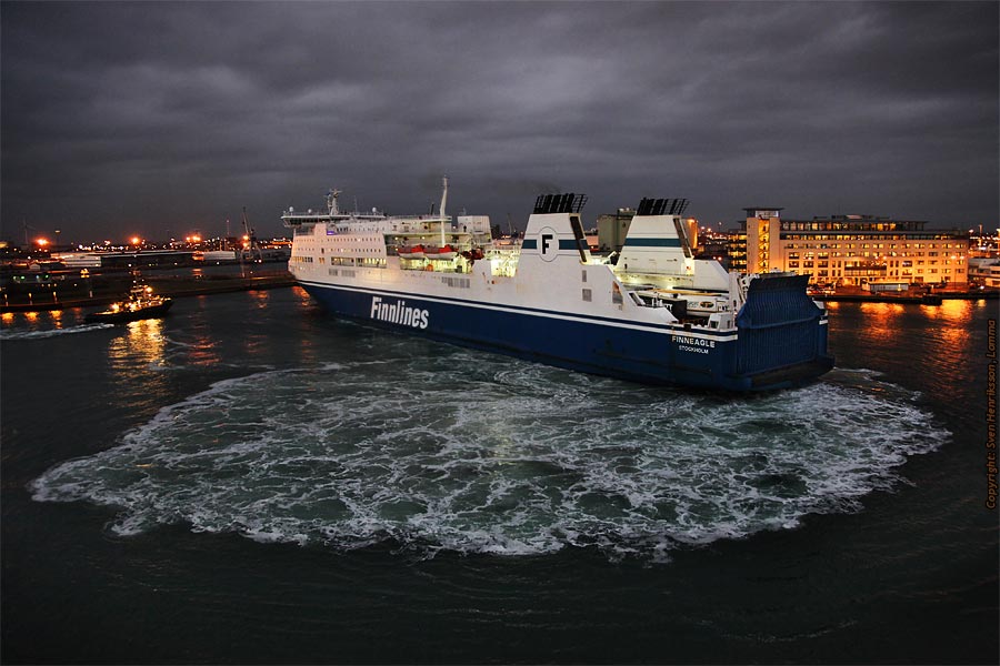 Finnlines tysklandsf�rga Finneagle backar ut i Malm� hamn. Foto: Sven Henriksson, Minnesbild.com