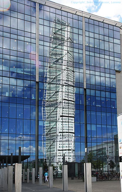 Turning Torso speglar sig i glasfasaden. Foto: Sven Henriksson, minnesbild.com