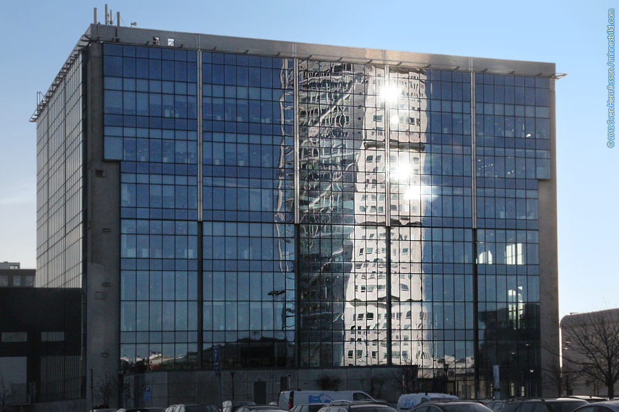 Turning Torso speglar sig i glasfasaden. Foto: Sven Henriksson, minnesbild.com
