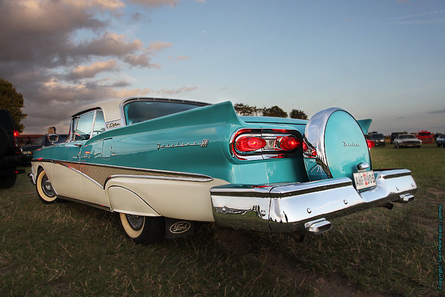 Motortr�ff eller tisdagstr�ff i L�ddek�pinge. Ford Fairlane. Foto: Sven Henriksson, minnesbild.com
