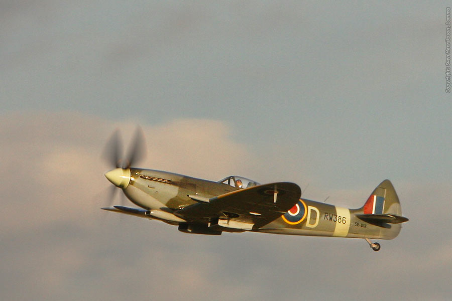 Spitfire Mk XVIII spakad av Bertil Gerhardt p� tisdagstr�ff i L�dde