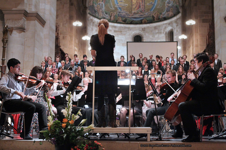 Sofia S�derberg Eberhard dirigerar LEL's k�r och orkester