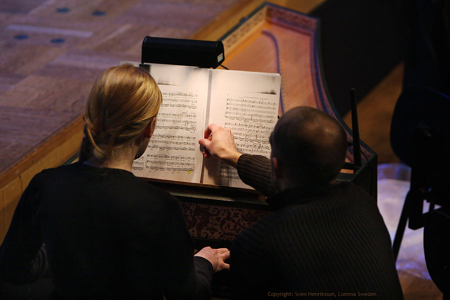 Karolina Sandell spelar cembalo och Christoffer Dury v�nder noter