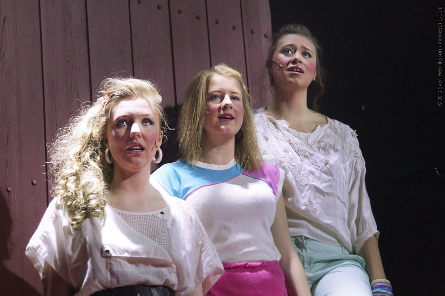 Elin Nyberg Dorotea Katth�n och Maria Petersen. Footloose musical Lars-Erik Larssongymnasiet LEL Foto: Sven Henriksson, minnesbild.com