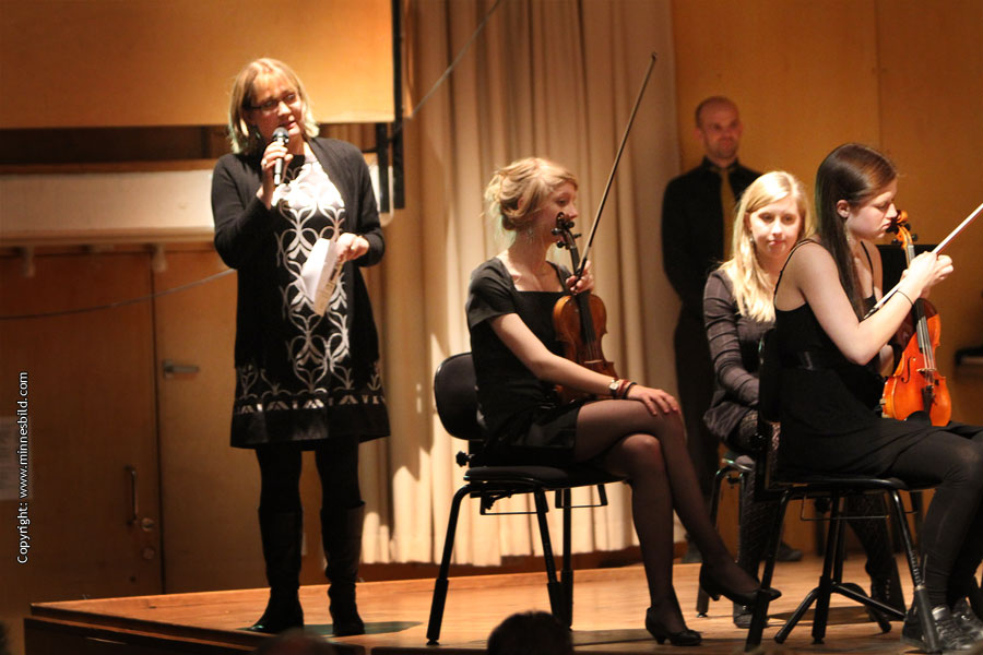 Rektor Anna Cronberg h�lsar alla v�lkomna till LEL�s v�rkonsert