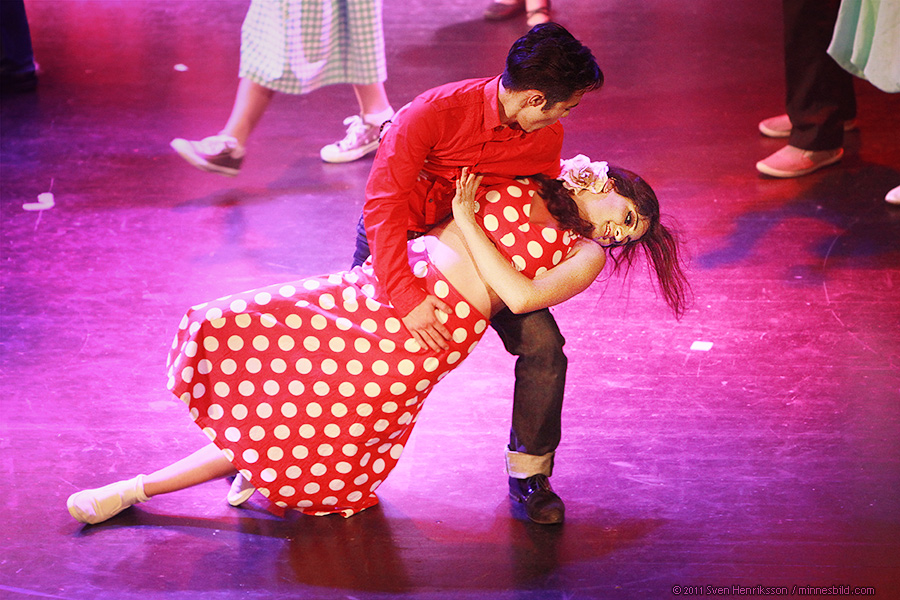 Danny Zuko (Andr� On) och Cha-Cha (Sara Kenari)