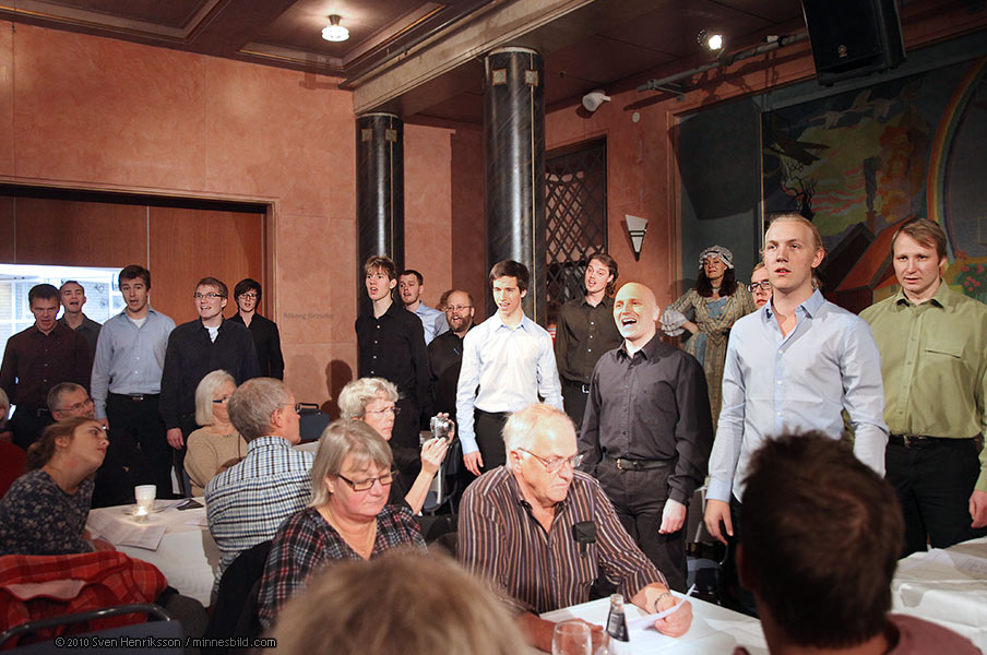 Gr�t fader Berg, Lihk�ren sjunger Bellman