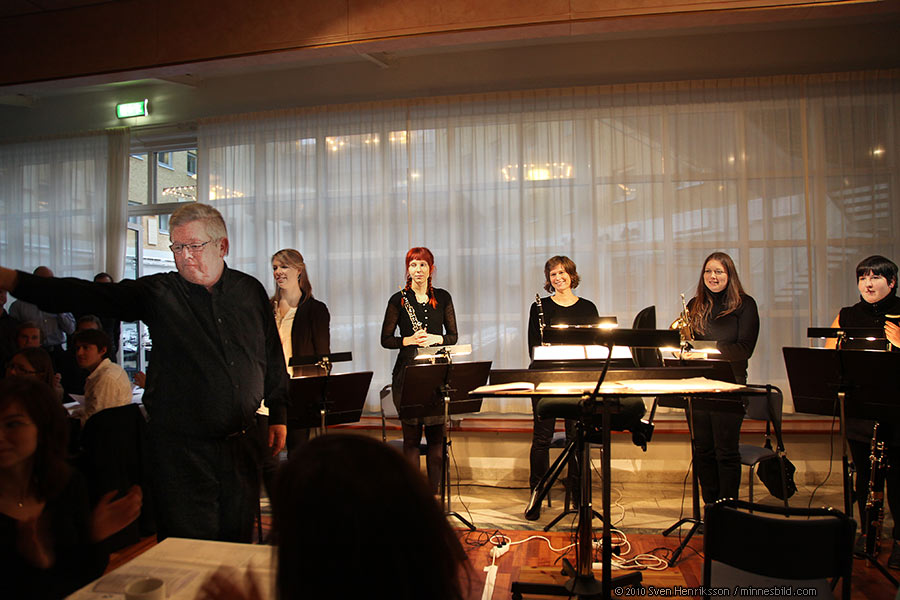 Hans Lundgren och bl�skvintetten. Lihk�ren sjunger Bellman. minnesbild.com