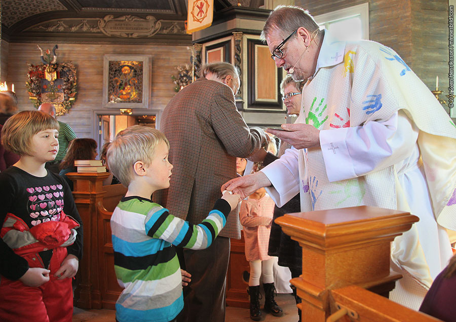 Kyrkoherde Mårten Ericsson delar ut nattvarden i Laxå kyrka Foto: Sven Henriksson / minnesbild.com