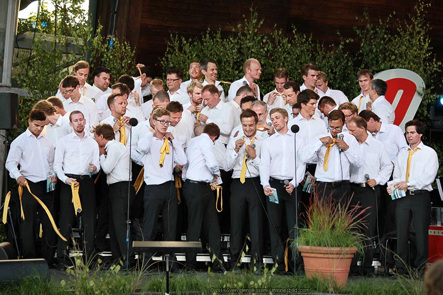 Lunds Students�ngare tar av slipsen, Alls�ng p� Skansen.